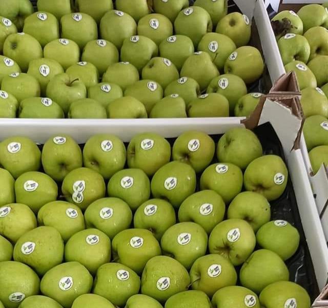 بيع فواكه التفاح والاناناس